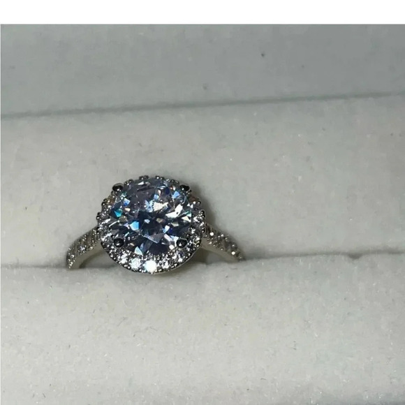 NORDSTROM JEWELRY BEAUTIFUL BRILLIANT 4CTW HALO STERLING PLATED CZ. RING SIZE 8 - Picture 5 of 16